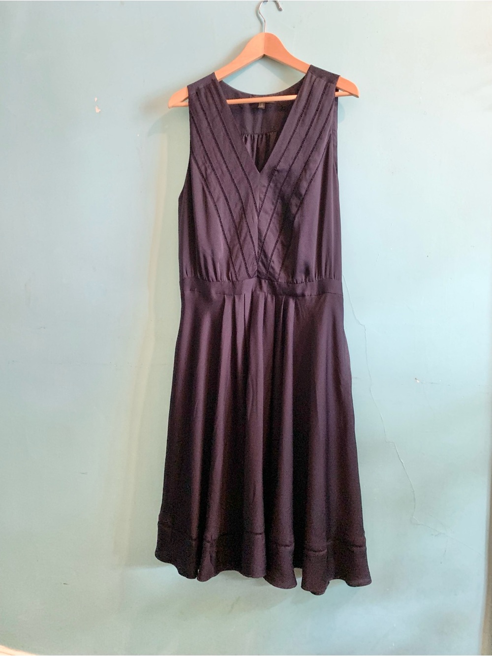 Banana Republic Sleeveless Navy V-Neck Midi Dress
